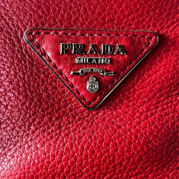 Red leather Prada bag - Picture 3 of 10